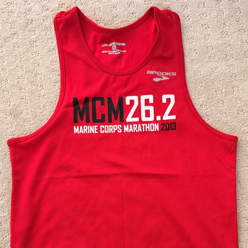 Brooks Red 2013 Marine Corps Marathon Tank Singlet S